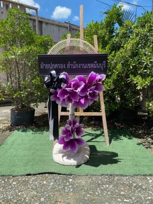 ภาพพวงหรีดก่อนส่งไปที่วัด