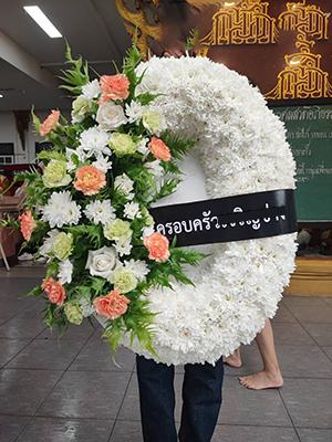 เจ้าภาพยืนรับพวงหรีด แบบธารา 9213