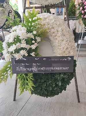วงรีธารา9034 ดอกไม้สดโทนสีขาวสุภาพวางในศาลาวัด