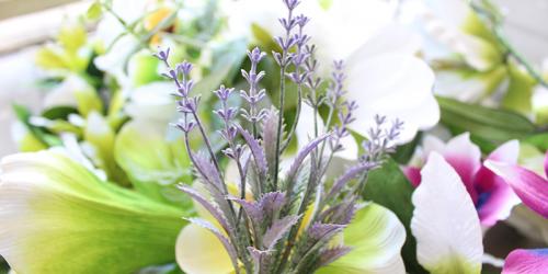 เจาะลึกการทำดอกไม้ปลอม ไอเทมยอดฮิตในการทำพวงหรีด