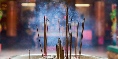 ธรรมเนียมปฏิบัติและความเชื่อเกี่ยวกับพวงหรีดในงานศพ