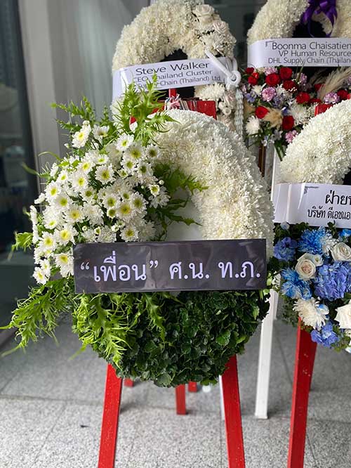 ภาพพวงหรีดจัดส่งถึงวัด ภายในศาลาเสร็จสิ้น
