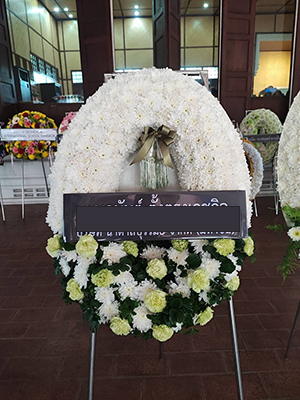 แบบดอกไม้สดวางในวัดมหาวงษ์ ปากน้ำ