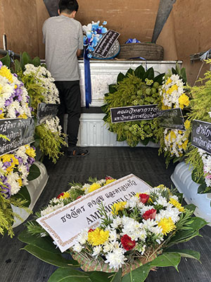 ภาพขนพวงหรีดขึ้นรถตู้ทึป