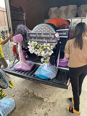 ภาพขนพวงหรีดขึ้นรถตู้อีกคัน