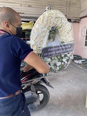 ภาพขอพวงหรีดขึ้นรถมอเตอร์ไซด์ส่งด่วน