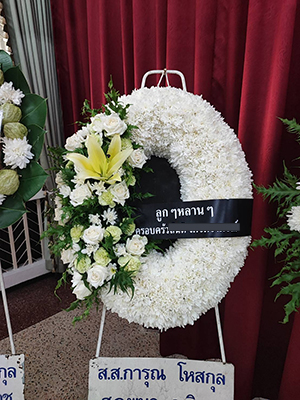 วงรีดอกไม้สดในศาลาวัด