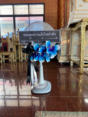 พัดลมดอกไม้โทนสีฟ้าในศาลา
