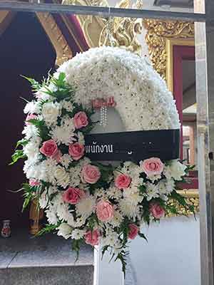 ภาพพวงหรีดแขวนที่ศาลา