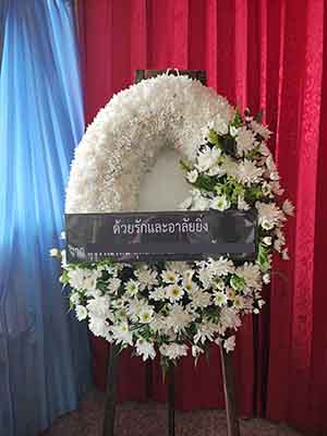 พวงหรีดส่งวัดพระศรีมหาธาตุดอกไม้สดโทนสีขาว
