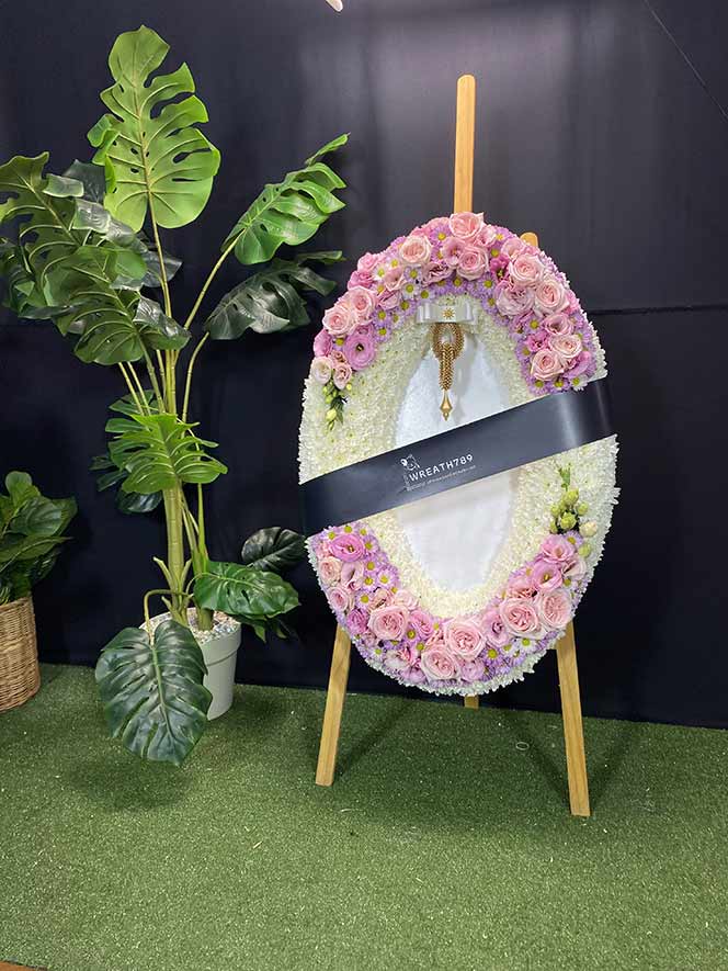 พวงหรีดดอกไม้สดหรูหรา ราคา 2000-2800บาท ธารา 9256