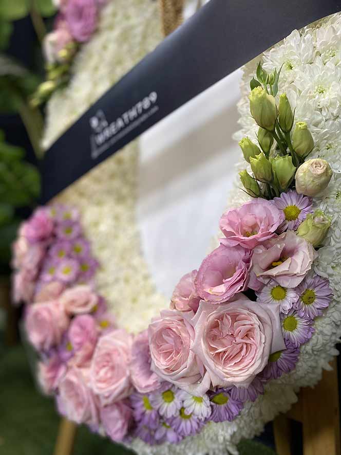 พวงหรีดดอกไม้สดหรูหรา ราคา 2000-2800บาท ธารา 9256