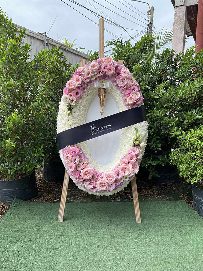 พวงหรีดดอกไม้สดหรูหรา ราคา 2000-2800บาท ธารา 9256