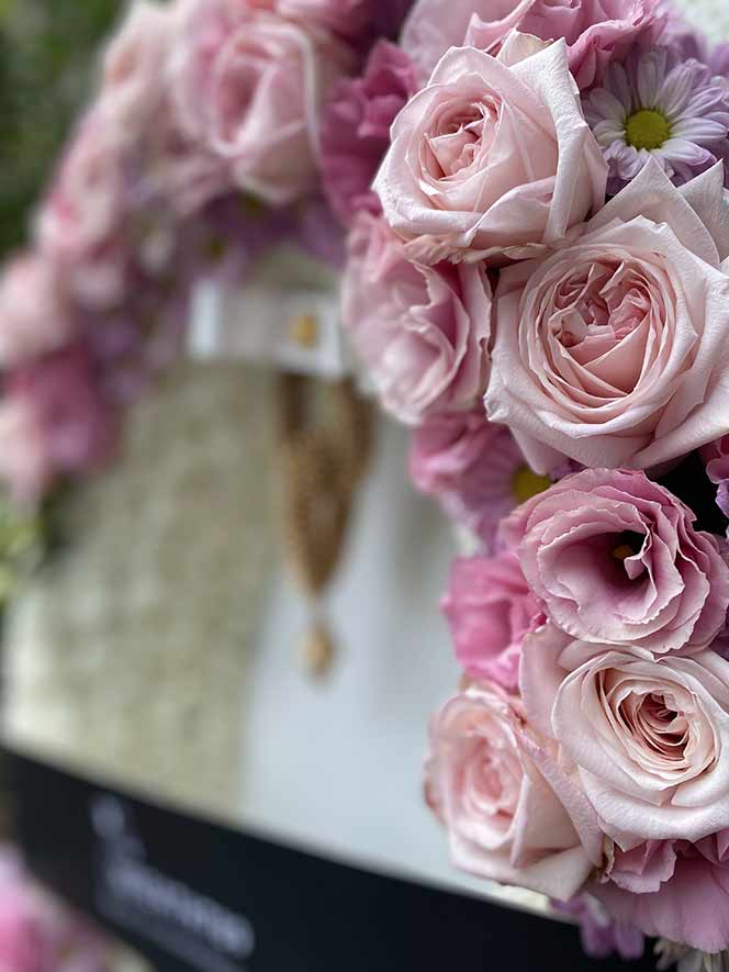 พวงหรีดดอกไม้สดหรูหรา ราคา 2000-2800บาท ธารา 9256