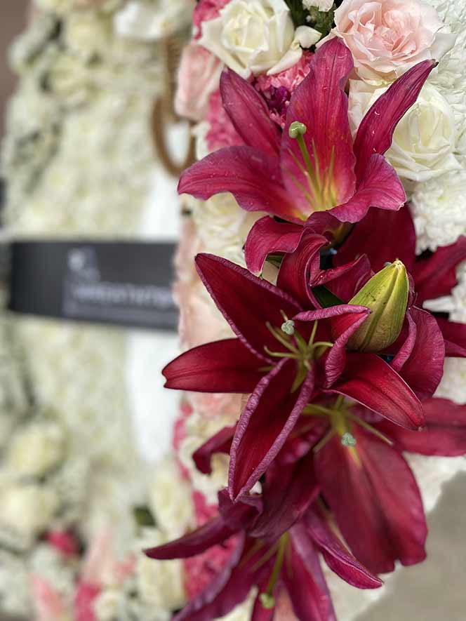 พวงหรีดดอกไม้สดราคา 2500 ธารา 9257 ส่งฟรี