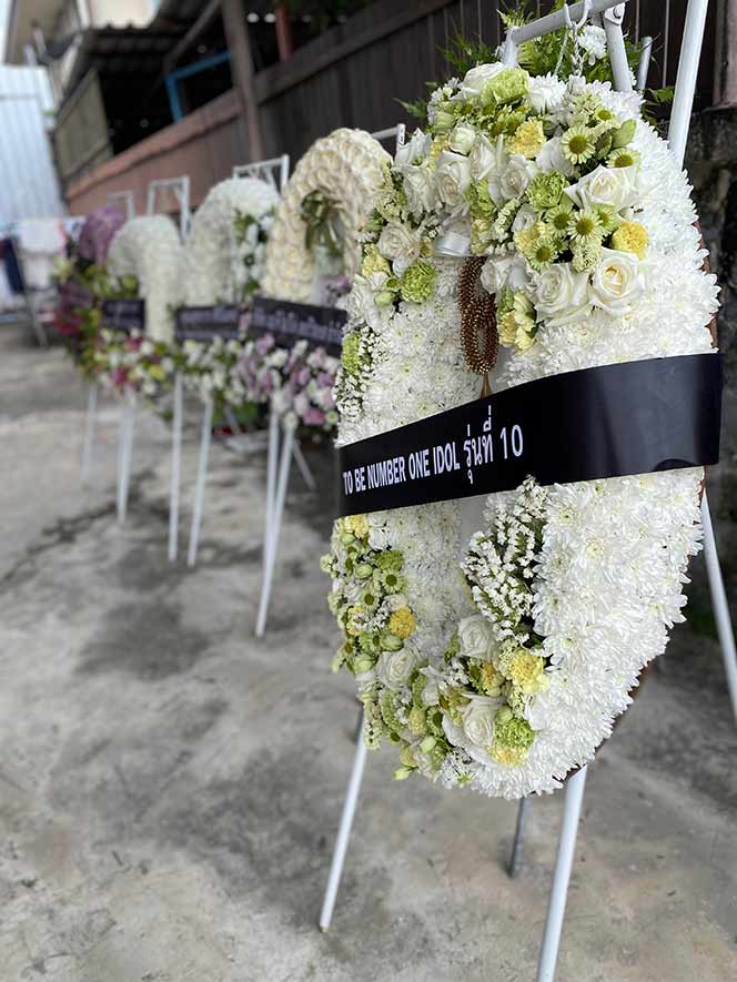 รหัส ธารา 9258 พวงหรีดดอกไม้สดหรูหรา 2,500 บาท