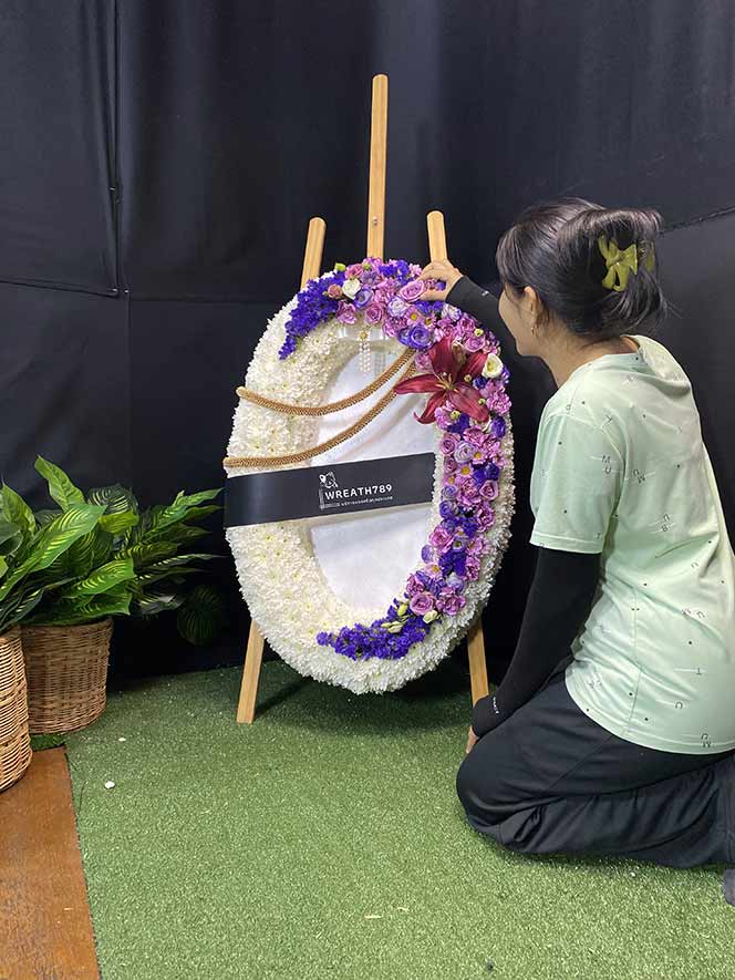 ธารา 9259 พวงหรีดดอกไม้สดหรูหรา 2800 บาท