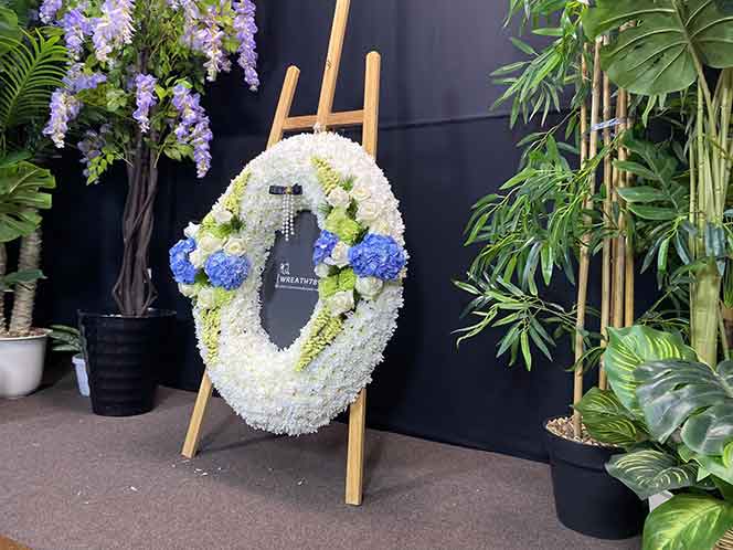 ธารา 9231 พวงหรีดดอกไม้สด Wreath789