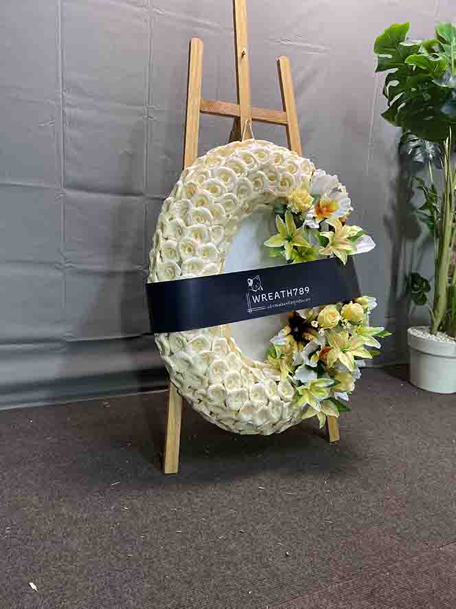 สายหมอก 9726 เป็นพวงหรีดดอกไม้จันทน์ถ่ายมุมที่3