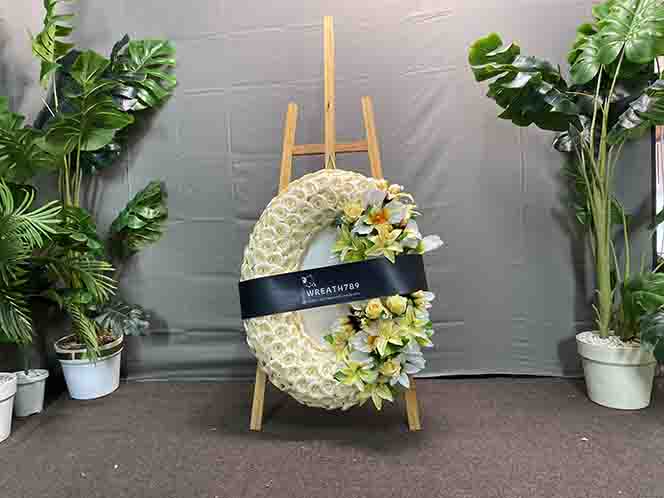 สายหมอก 9726 เป็นพวงหรีดดอกไม้จันทน์ถ่ายมุมที่2