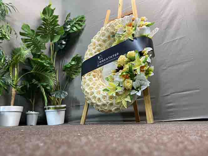 สายหมอก 9726 เป็นพวงหรีดดอกไม้จันทน์ถ่ายมุมที่1