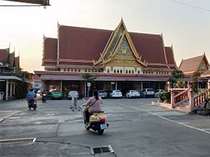 บริเวณวัดบึงทองหลาง ลานจอดรถ ศาลาสวดศพ
