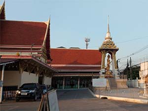 บริเวณวัดบึงทองหลาง ลานจอดรถ ศาลาสวดศพ