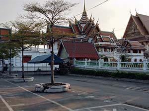 บริเวณวัดบึงทองหลาง ลานจอดรถ ศาลาสวดศพ