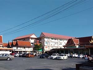 บริเวณวัดบึงทองหลาง ลานจอดรถ ศาลาสวดศพ โรงเรียน