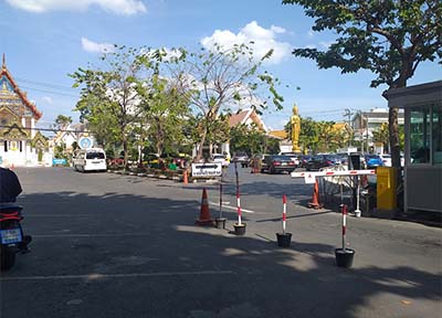 ลานจอดรถวัดธาตุทอง