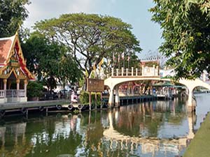 บริเวณทำบุณวัดบางเพ็งใต้