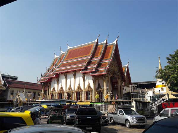 โบถส์และลานจอดรถวัดแก้วแจ่มฟ้า