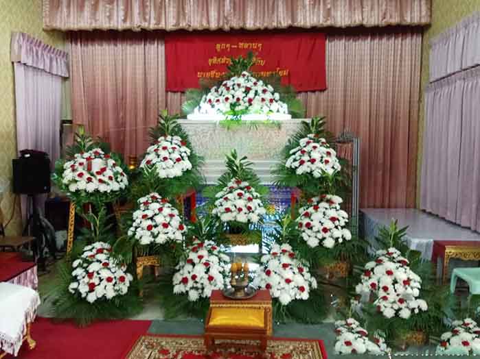 ดอกไม้งานศพแบบ 9 กอราคาถูก ส่งที่วัดฟรี