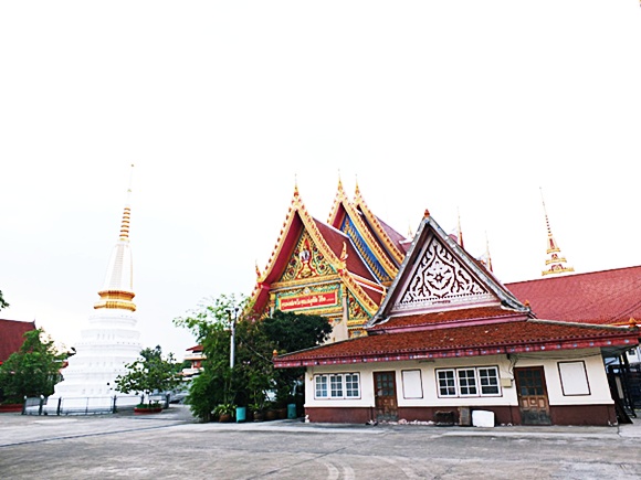บริเวณวัดแก้วไพฑูรย์